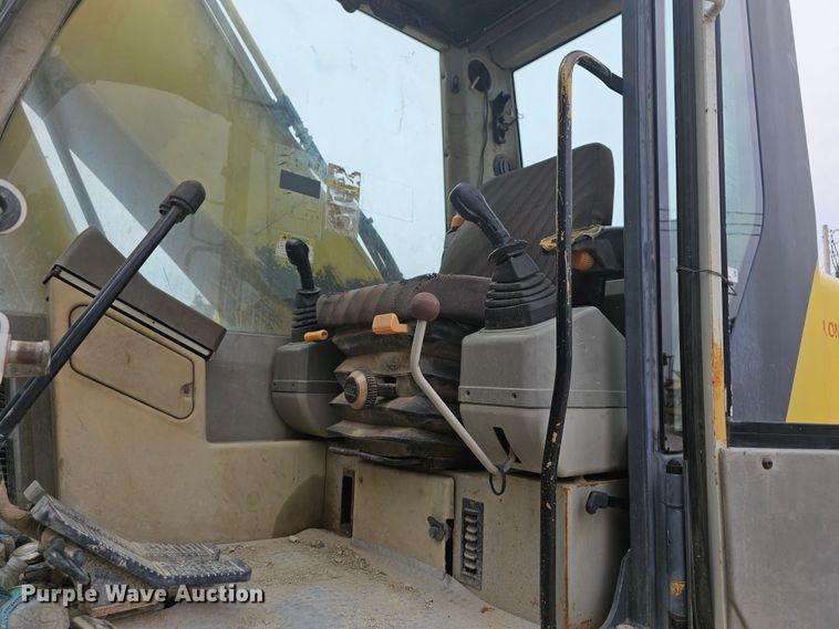 image for item NT9837 New Holland EC240  excavator