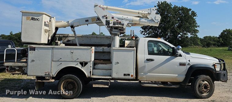 image for item NT9866 2008 Dodge Ram 5500HD  bucket truck