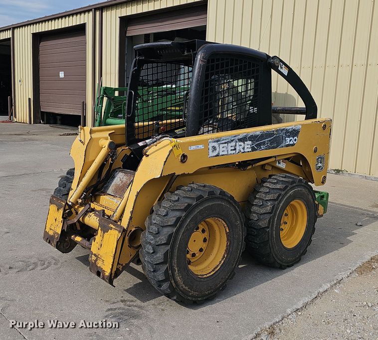 image for item NT9886 2006 John Deere 320  skid steer loader