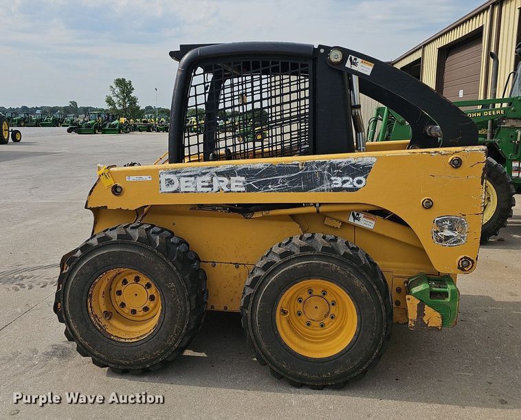 image for item NT9886 2006 John Deere 320  skid steer loader