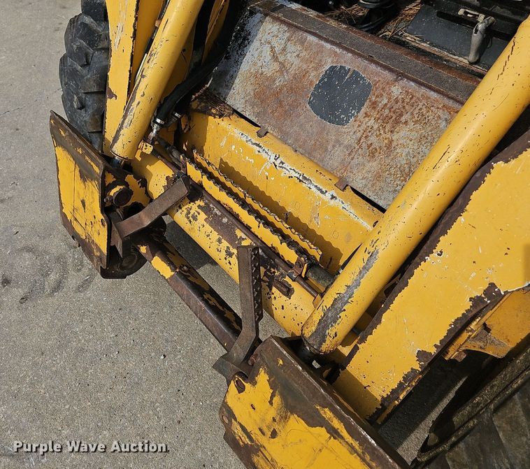 image for item NT9886 2006 John Deere 320  skid steer loader
