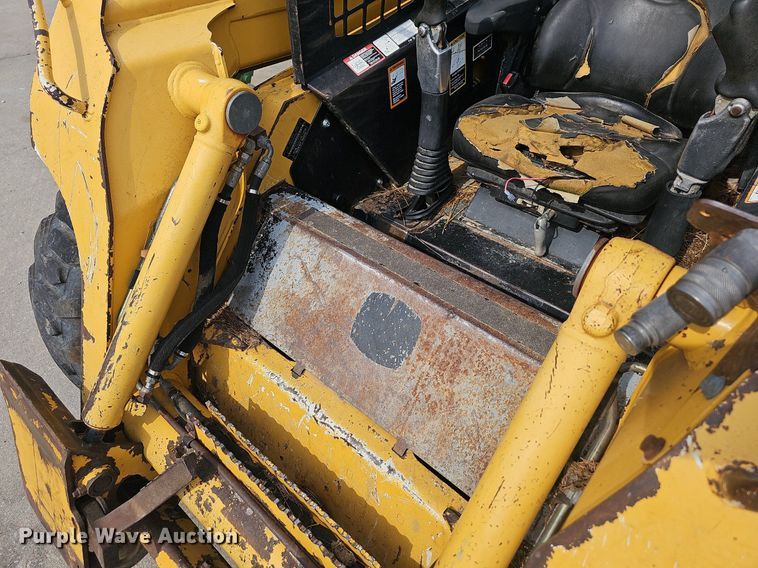 image for item NT9886 2006 John Deere 320  skid steer loader