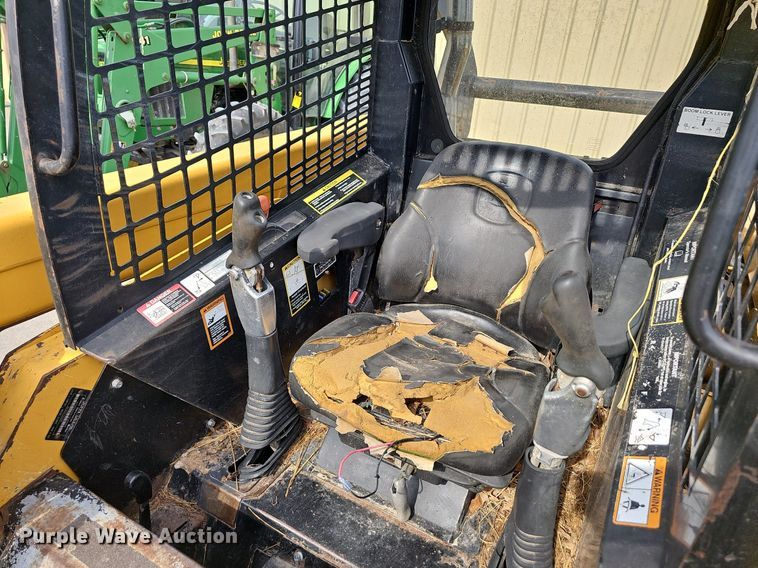 image for item NT9886 2006 John Deere 320  skid steer loader