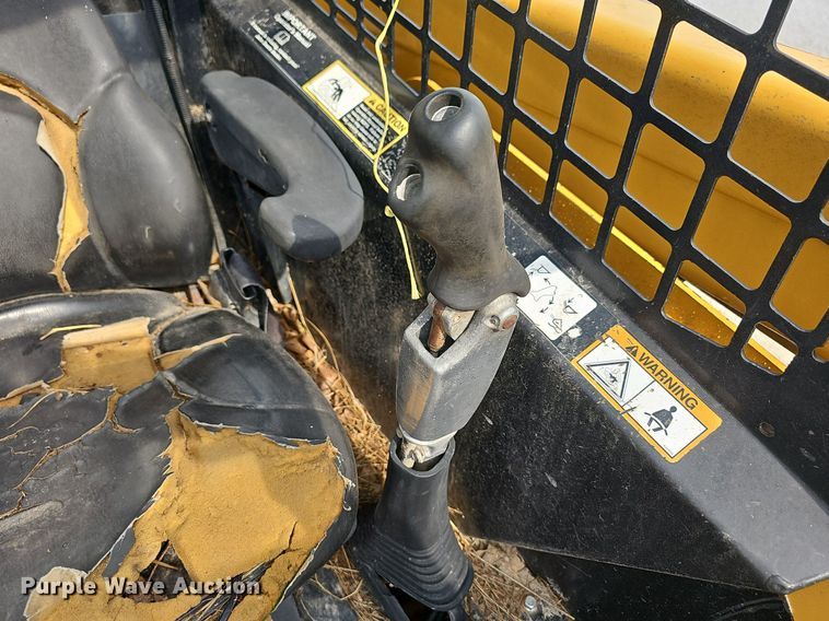 image for item NT9886 2006 John Deere 320  skid steer loader