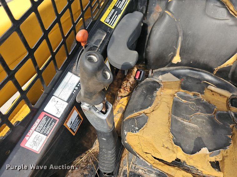 image for item NT9886 2006 John Deere 320  skid steer loader