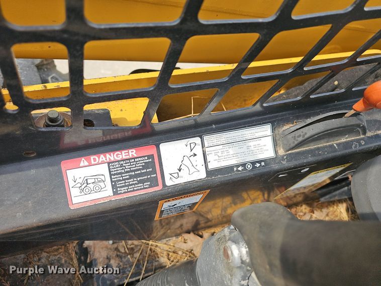 image for item NT9886 2006 John Deere 320  skid steer loader