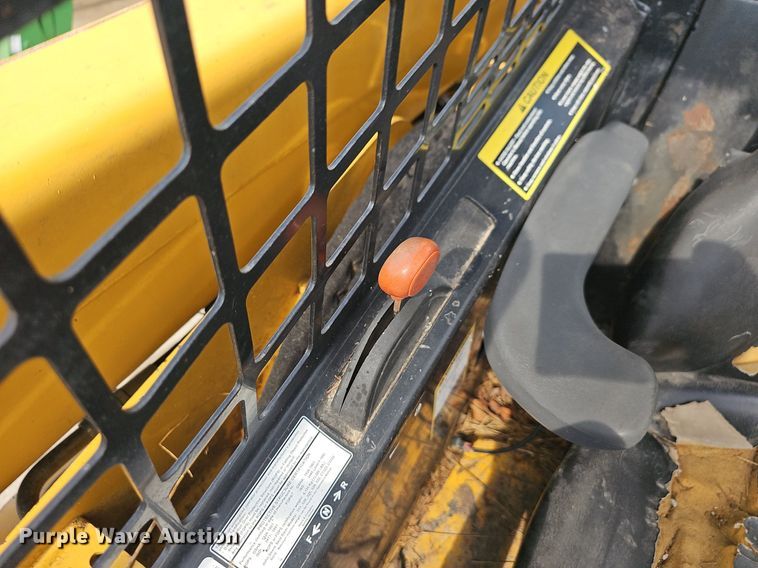 image for item NT9886 2006 John Deere 320  skid steer loader