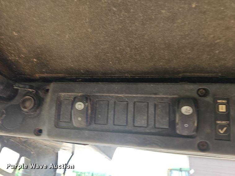 image for item NT9886 2006 John Deere 320  skid steer loader