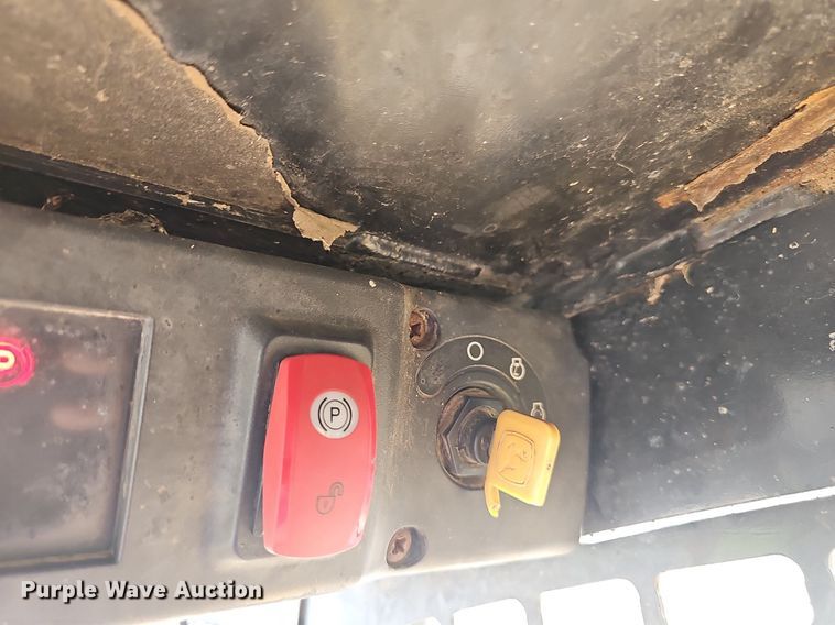 image for item NT9886 2006 John Deere 320  skid steer loader