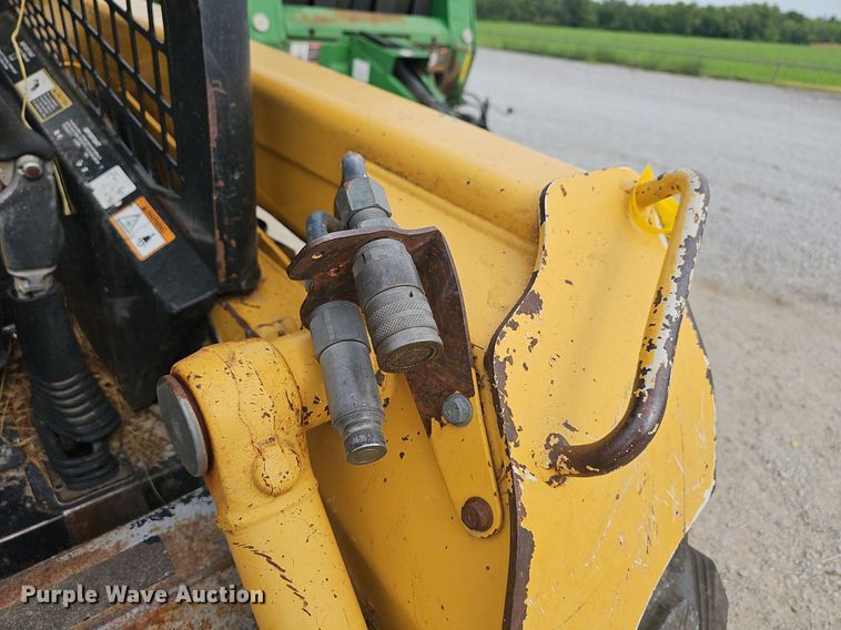 image for item NT9886 2006 John Deere 320  skid steer loader