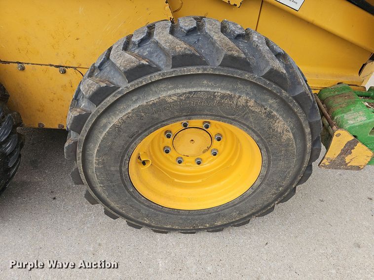 image for item NT9886 2006 John Deere 320  skid steer loader