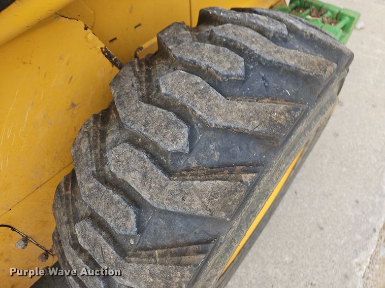 image for item NT9886 2006 John Deere 320  skid steer loader