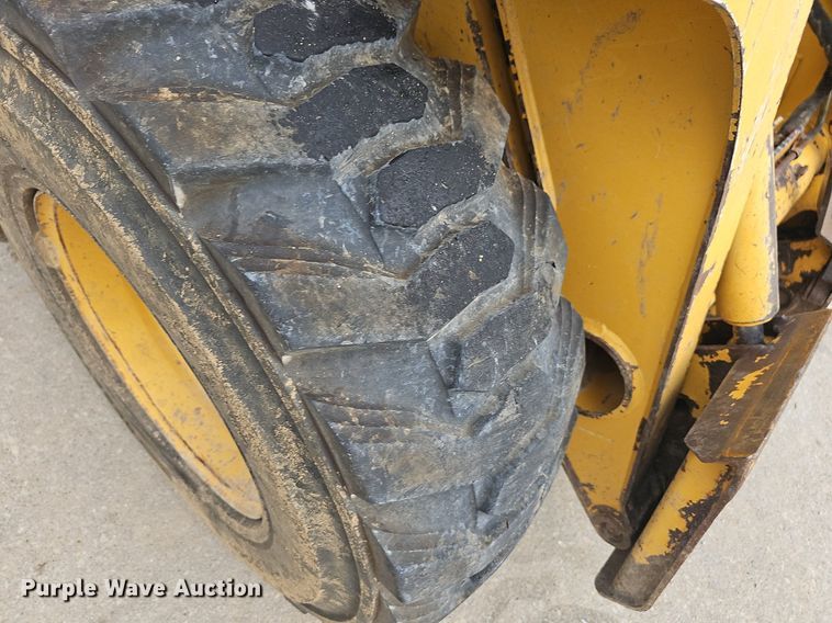 image for item NT9886 2006 John Deere 320  skid steer loader