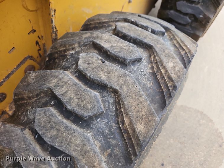 image for item NT9886 2006 John Deere 320  skid steer loader