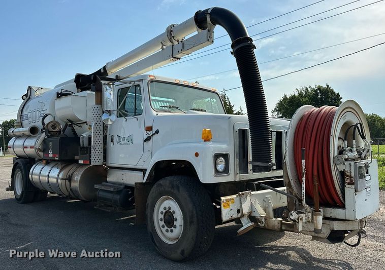 image for item OC9075 1996 International 2554  sewer jetter truck