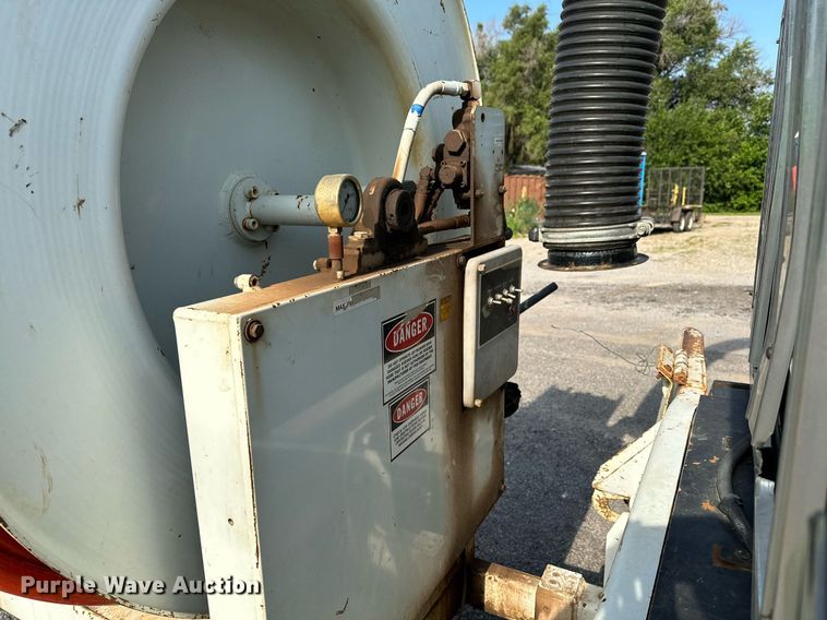 image for item OC9075 1996 International 2554  sewer jetter truck