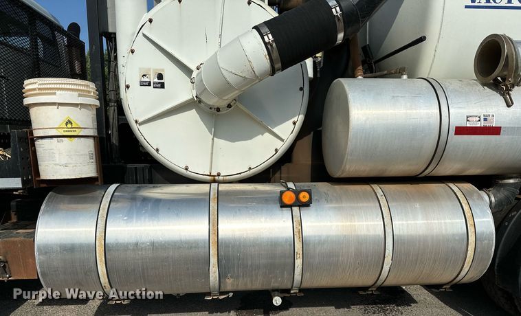 image for item OC9075 1996 International 2554  sewer jetter truck