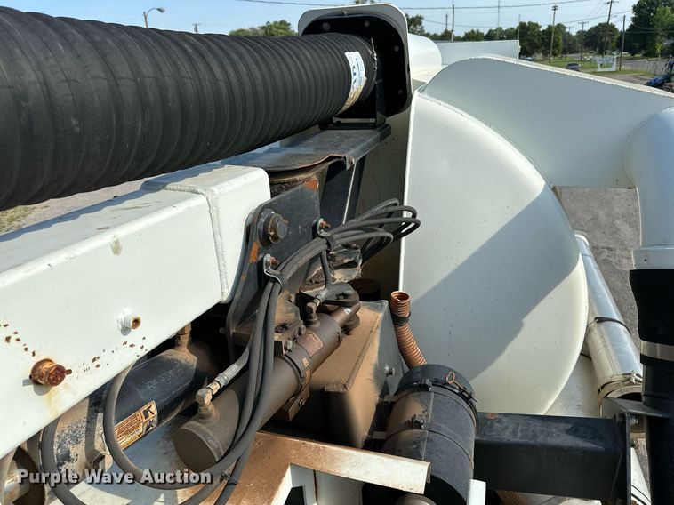 image for item OC9075 1996 International 2554  sewer jetter truck