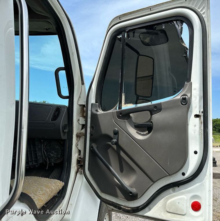 image for item OC9117 2008 Freightliner Business Class M2  dump truck