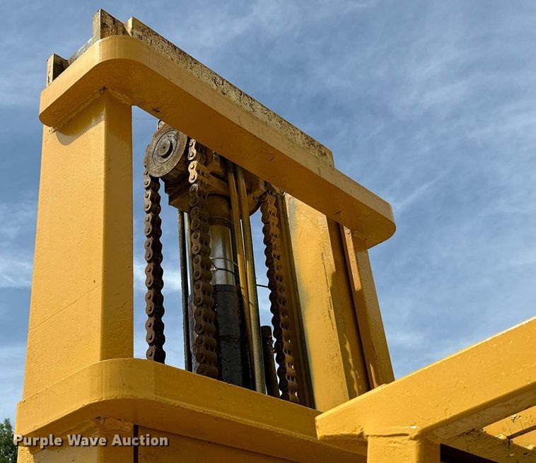 image for item OC9133 Clark  forklift