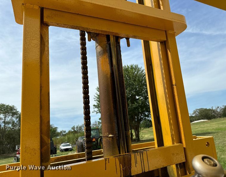 image for item OC9133 Clark  forklift