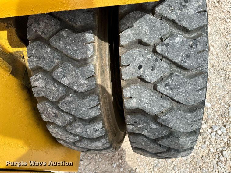 image for item OC9133 Clark  forklift