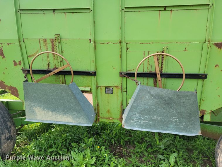 image for item DN4032 Parker 1380  gravity wagon