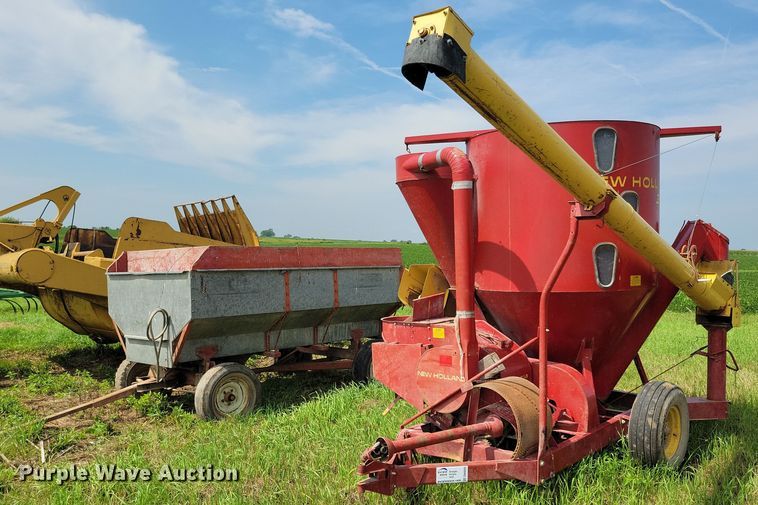 image for item DN4045 New Holland 352  feed grinder/mixer