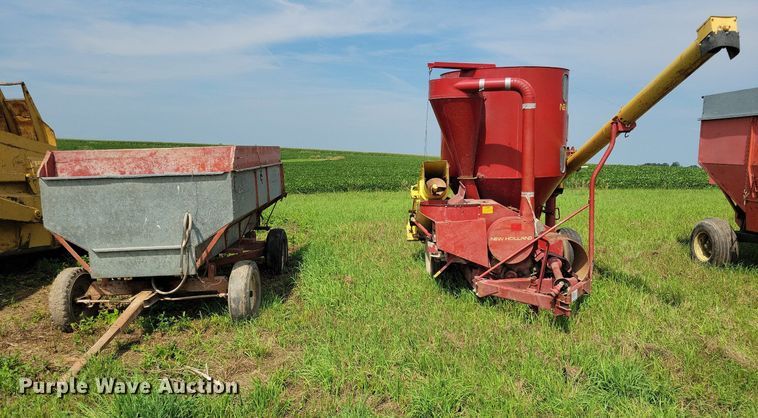 image for item DN4045 New Holland 352  feed grinder/mixer
