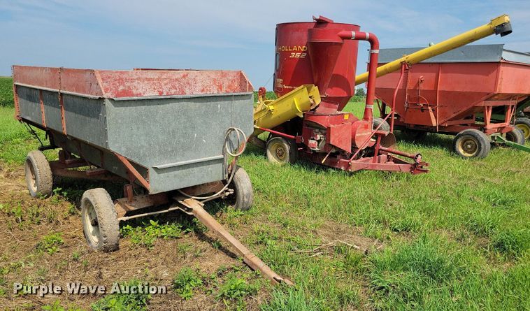 image for item DN4045 New Holland 352  feed grinder/mixer