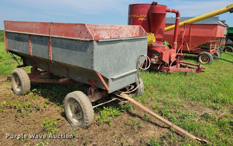 image for item DN4045 New Holland 352  feed grinder/mixer