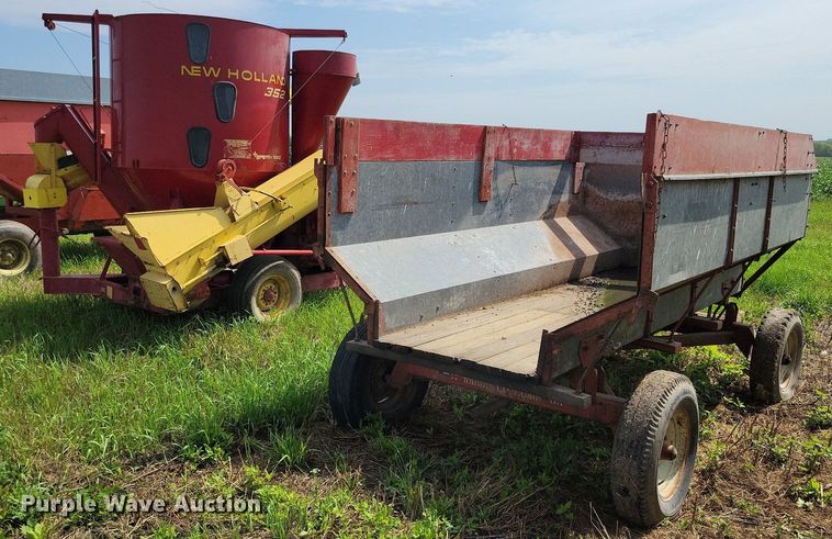 image for item DN4045 New Holland 352  feed grinder/mixer