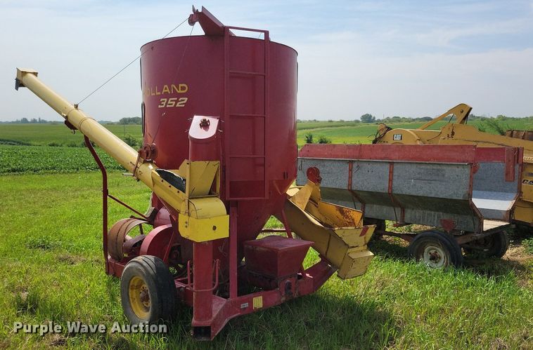 image for item DN4045 New Holland 352  feed grinder/mixer
