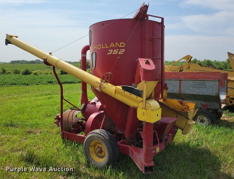image for item DN4045 New Holland 352  feed grinder/mixer