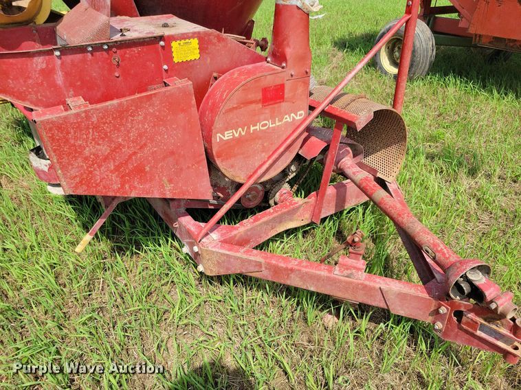 image for item DN4045 New Holland 352  feed grinder/mixer