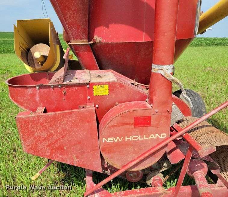image for item DN4045 New Holland 352  feed grinder/mixer