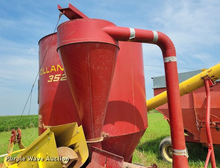 image for item DN4045 New Holland 352  feed grinder/mixer