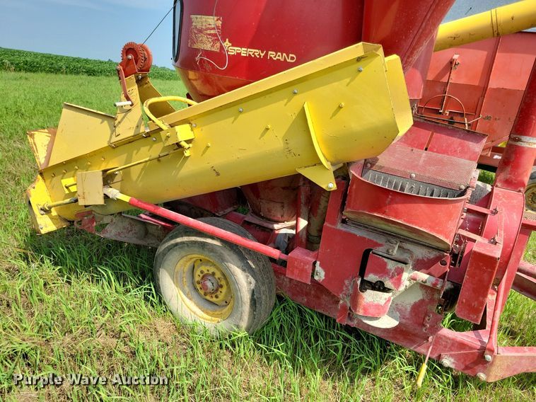 image for item DN4045 New Holland 352  feed grinder/mixer