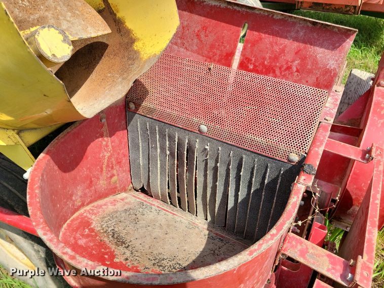 image for item DN4045 New Holland 352  feed grinder/mixer