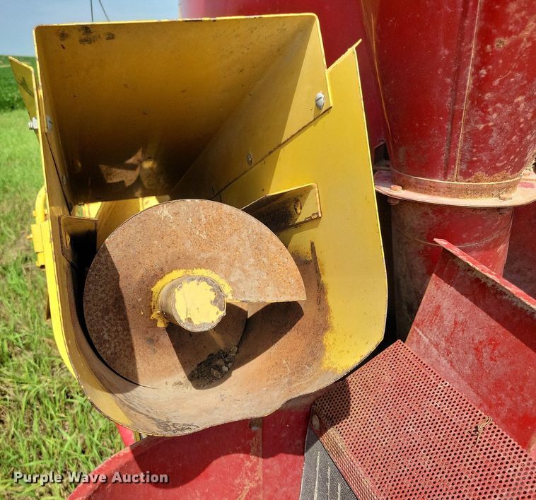 image for item DN4045 New Holland 352  feed grinder/mixer