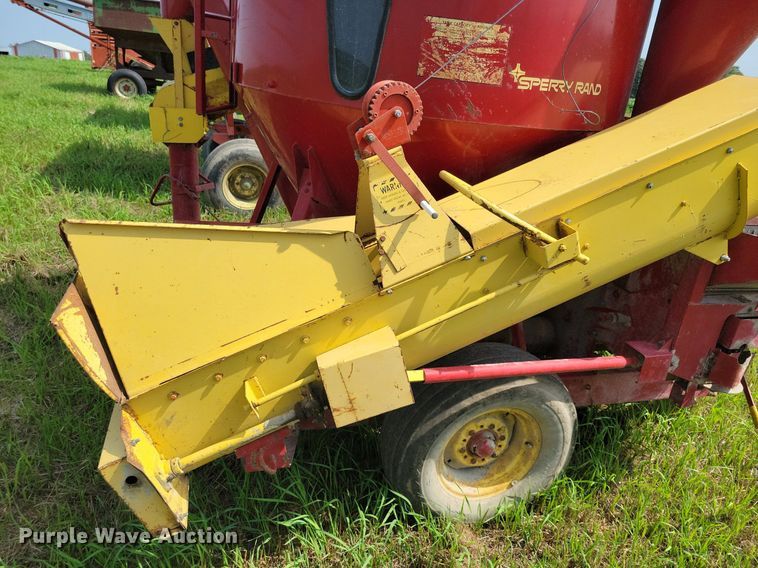 image for item DN4045 New Holland 352  feed grinder/mixer