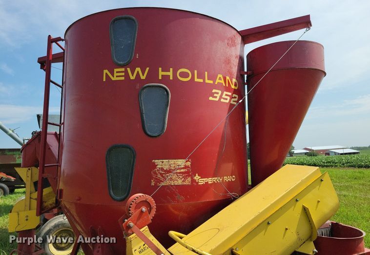image for item DN4045 New Holland 352  feed grinder/mixer