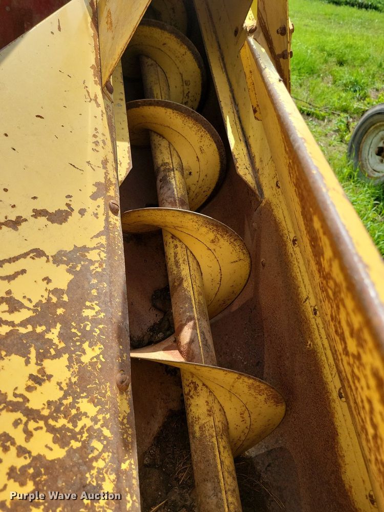 image for item DN4045 New Holland 352  feed grinder/mixer