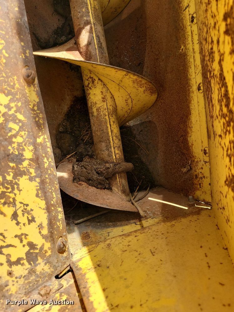 image for item DN4045 New Holland 352  feed grinder/mixer