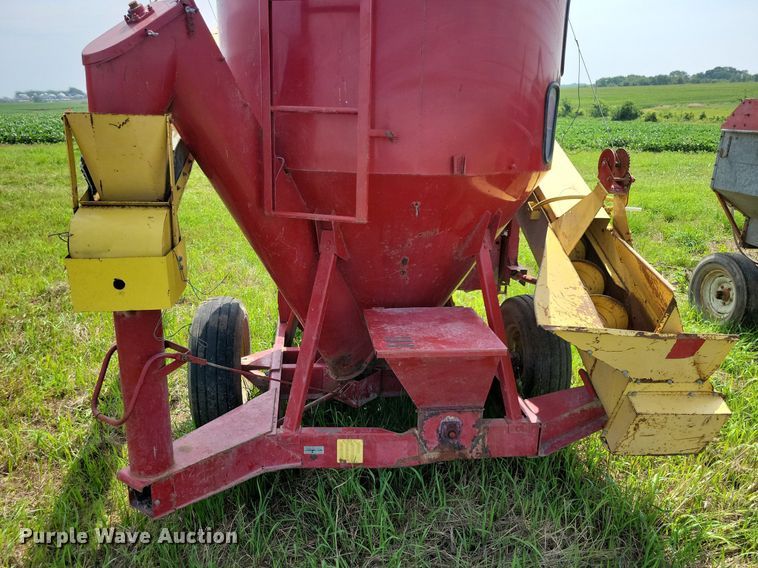 image for item DN4045 New Holland 352  feed grinder/mixer