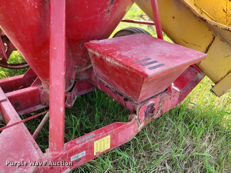 image for item DN4045 New Holland 352  feed grinder/mixer