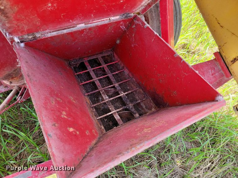 image for item DN4045 New Holland 352  feed grinder/mixer