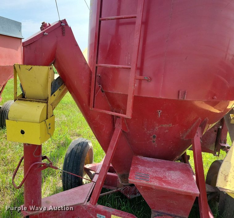 image for item DN4045 New Holland 352  feed grinder/mixer