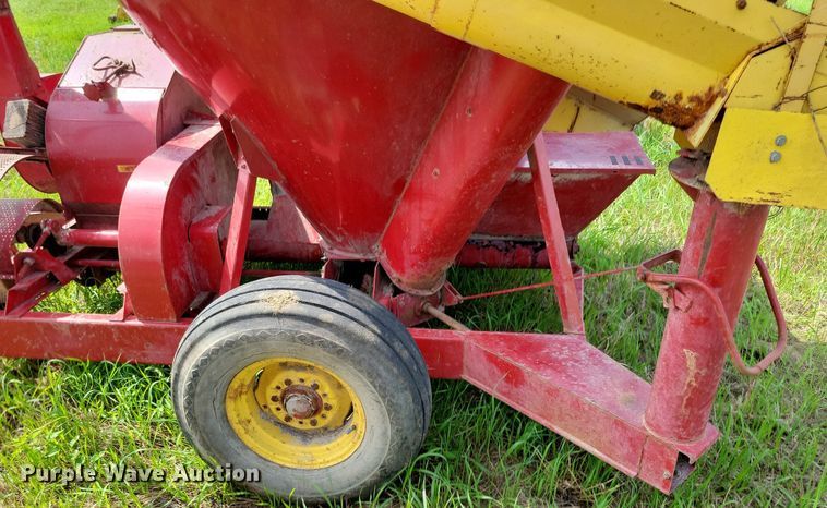 image for item DN4045 New Holland 352  feed grinder/mixer
