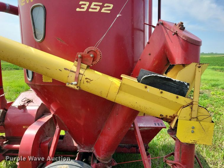 image for item DN4045 New Holland 352  feed grinder/mixer